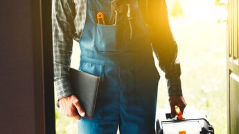 Arbeiter, Monteur, Klempner oder Elektriker | © Adobe Stock